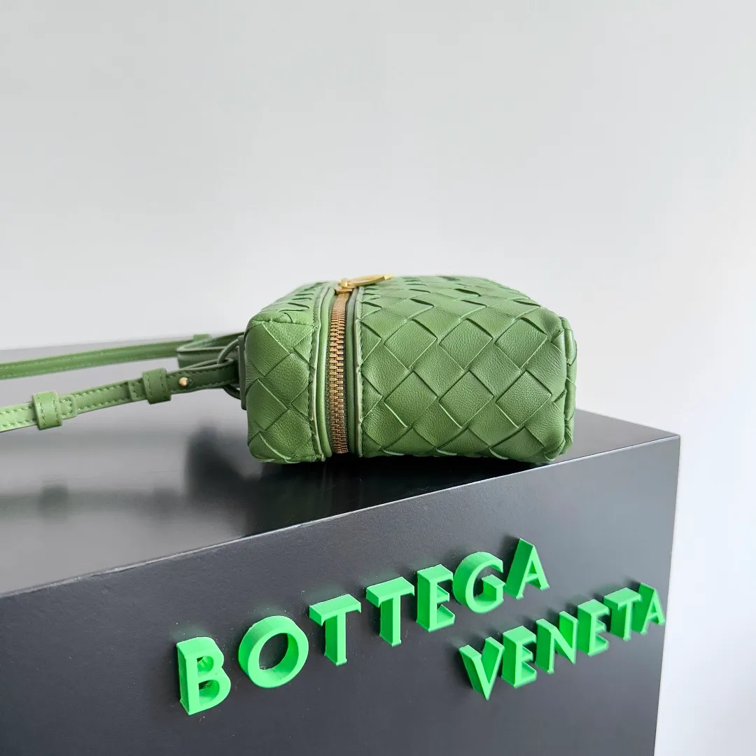 Batch 1360 Bottega Veneta 24 spring and summer woven zipper crossbody bag. A crossbody bag that can be used as a cosmetic bag. The exquisite weaving and compact body are an indispensable accessory for the upcoming summer. The double zipper also better protects the bag. It has a large capacity. If you like it, don’t miss it. Style number: 789109 Size: 22*12.5*5cm